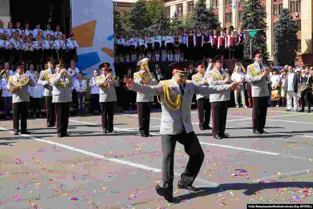 Креативні військові музики не тільки грають, а й танцюють