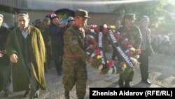 Похороны кыргызстанского пограничника Равшана Муминова, погибшего в результате перестрелки на кыргызско-таджикской границе. Исфана. 17 сентября 2019 года.