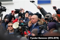 Deputy Governor Sergei Tsivilyov talks to Kemerovo residents on March 27. He has suggested that a man who lost his sister, wife, and three children in the fire was engaging in self-promotion.