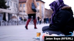 Një grua kërkon lëmoshë në sheshin "Nënë Tereza" në Prishtinë