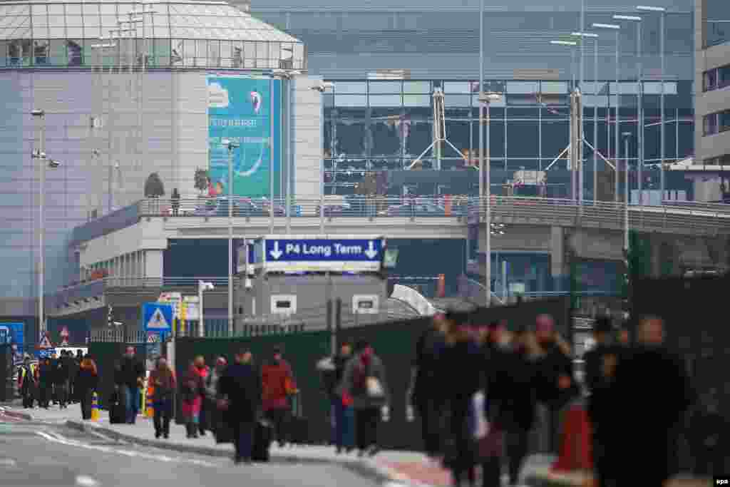 Пасажирів і співробітників аеропорту евакуювали з терміналів після вибухів