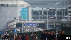 Пасажирів і співробітників аеропорту евакуюють із терміналів після вибухів, архівне фото