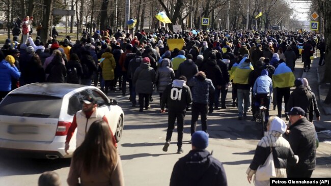 Мітинг проти російської окупації у Херсоні 13 березня 2022 року