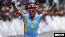 Велоспортшы Александр Винокуровтың Лондон-2012 жазғы олимпиадасында мәреге жеткен сәтінен көрініс. 28 шілде 2012.
