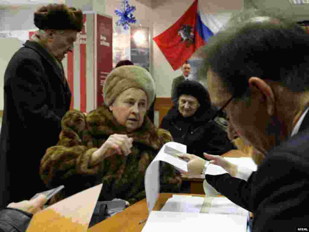 Избиратели делают свой выбор Москва, 2 декабря 2007 года