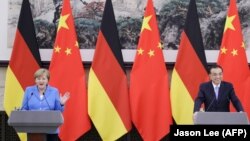 Chinese Premier Li Keqiang (right) and German Chancellor Angela Merkel attend a joint news conference at the Great Hall of the People in Beijing on May 24.