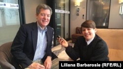 Samuel Brownback, în dialog cu Liliana Barbăroșie