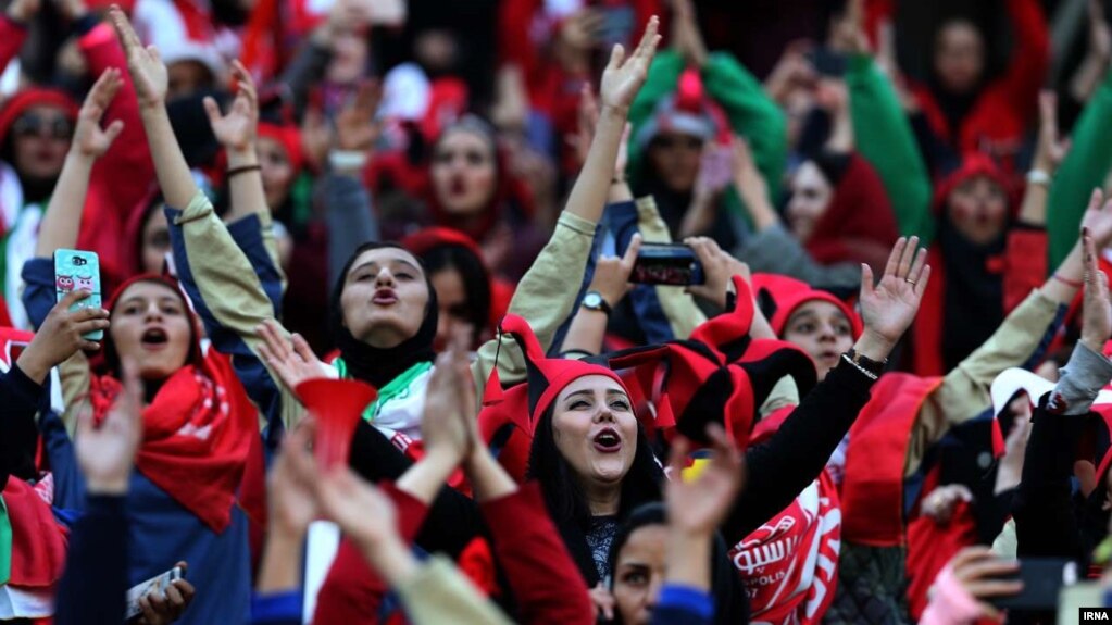 از معدود موارد حضور زنان ایرانی در ورزشگاه‌ها که پس از خودسوزی «دختر آبی» و زیر فشار فدراسیون جهانی فوتبال رخ داد