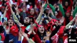 از معدود موارد حضور زنان ایرانی در ورزشگاهها که پس از خودسوزی «دختر آبی» و زیر فشار فدراسیون جهانی فوتبال رخ داد