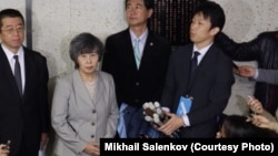Сидзуэ Такахаси (в центре), чей муж погиб в результате теракта, организовала в Токио семинар, посвященный зариновым атакам в метро