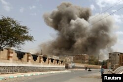 Йемен астанасы Санадағы әуе шабуылы кезіндегі көрініс. 8 сәуір 2015 жыл.