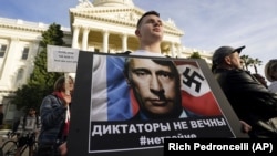 Во время акции протеста против масштабного вторжения России в Украину. Сакраменто, Калифорния, США, 25 февраля 2022 года