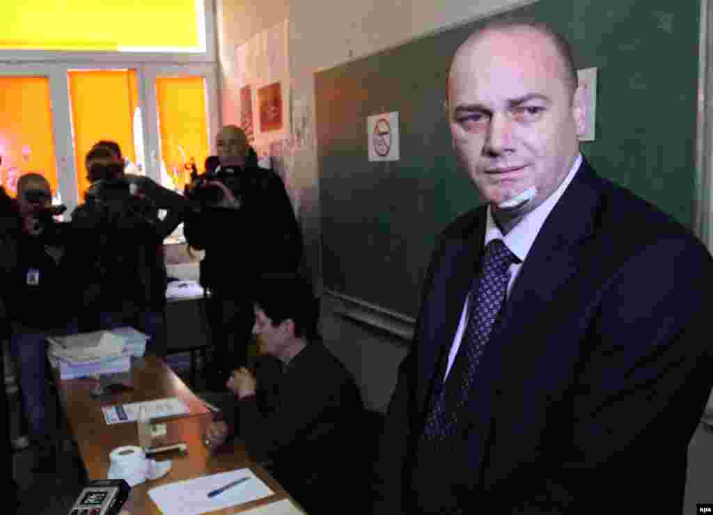 Another Mitrovica mayoral hopeful, Citizens' Initiative Srpska's Krstimir Pantic (right), votes.