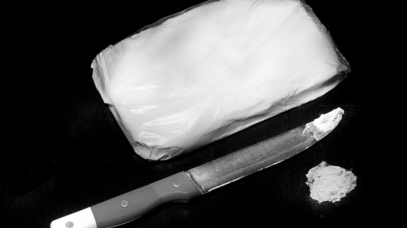 Уапсен Нигериец на аеродром во Атина, проголтал еден килограм кокаин