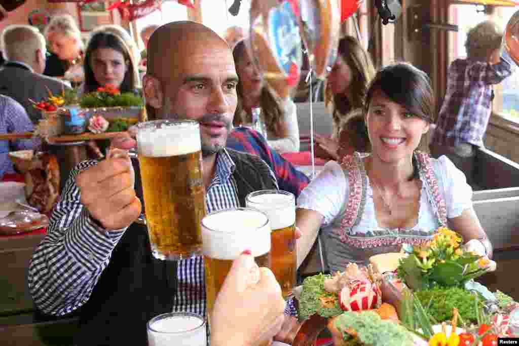 FC Bayern Munich məşqçisi&nbsp;Pep Guardiola Oktoberfest pivə festivalında iştirak edib