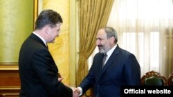 Премьер-министр Армении Никол Пашинян (справа) принял действующего председателя ОБСЕ, министра иностранных дел Словакии Мирослава Лайчака, Ереван, 13 марта 2019 г.