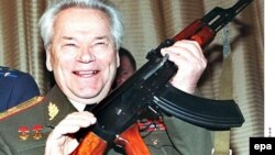 Михаил Калашников АК-47 автоматын ұстап тұр. 