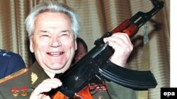 Михаил Калашников на праздновании 50-й годовщины выпуска первой версии AK-47, 20 февраля 1997 года