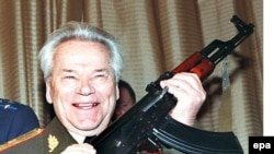 Михаил Калашников на праздновании 50-й годовщины выпуска первой версии AK-47, 20 февраля 1997 года 