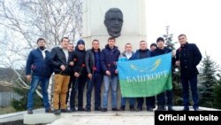 Башқұрттың ұлт-азаттық қозғалысының жетекшісі, мемлекет және қоғам қайраткері, ғалым Ахмет-Зәки Уәлиди Тоғанның ескерткіші жанында тұрған башқұрт белсенділері. Күзен ауылы, Башқұртстан, 29 қараша 2017 жыл.