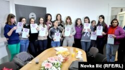 Učenice iz Užica u „Jasmilu“ sa dobijenim sertifikatima o šnajderskom poslu, i u obilasku konfekcije „Jasmil“, foto: Novka Ilić