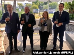 Sa predstavljanja projekta izgradnje novog kompleksa ambasade SAD u Crnoj Gori S desna na lijevo: gradonačelnik Podgorice Ivan Vuković, ambasadorka SAD u Crnoj Gori Džudi Rajzing Rajnke, ministar ekologije, prostornog planiranja i urbanizma Ratko Mitrović i državni sekretar u Ministarstvu vanjskih poslova Crne Gore Ljubomir Mišurović