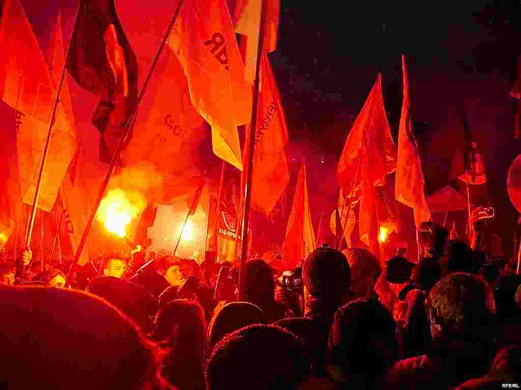 Участники "Марша несогласных" на митинге в саду им. Чернышевского