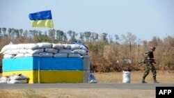 Блокпост поблизу Маріуполя, звільненого влітку 2014-го, вересень того ж року