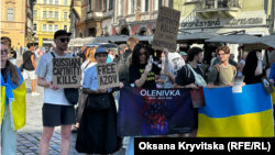 Учасники акції в центрі Праги закликають звільнити українських військовополонених та вшановують загиблих в Оленівці