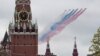 Ruski mlazni avioni tokom vojne parade pustili dim u bojama državne zastave iznad Kremlja, Moskva, 9. maja
