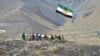 Членове на Националния фронт на съпротивата се събират край главния град на Панджшир Баразак