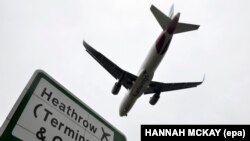 U.K. -- FILE PHOTO -- A British Airways airplane approaches landing at Heathrow airport in London, Britain, 25 October 2016. UK government has approved the decision for a third runway at Heathrow airport.