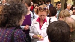 Россия: противники сноса домов передали петицию Путину (видео)