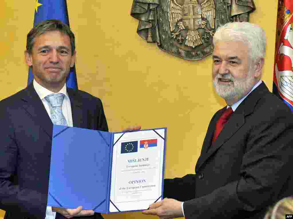 Srbija - Premijer Mirko Cvetković prima izvještak EK o proširenju od šefa delagacije EU u Srbiji Vincenta Degerta, Beograd, 12.10.2011. Foto: AFP / Andrej Isaković 