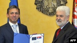 Premijer Srbije Mirko Cvetković preuzima od šefa delegacije EU u Beogradu Vensana Dežera Mišljenje Evropske komisije o pridruživanju Srbije Uniji, oktobar 2011.