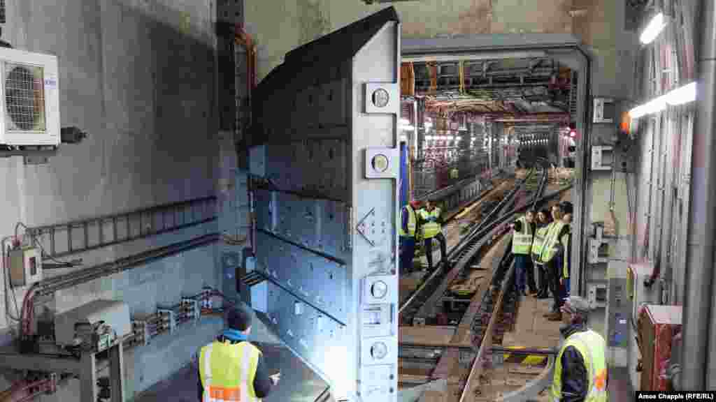 Ovo je trenutak kada se vrata teška 20 tona, dizajnirana da izdrže nuklearnu eksploziju, zatvaraju tokom testiranja na metro stanici spod ulica Praga. Vrata su dio Praškog sistema zaštite metroa (Ochranny System Metra ili OSM), mreže ojačanih skloništa dizajniranih za zaštitu ljudi tokom nuklearnog, hemijskog ili biološkog napada. &nbsp;