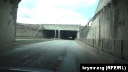 Дорога через туннель, пролегающий под взлетно-посадочной полосой Симферопольского аэропорта
