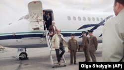 Solženjicin stupa na rusko tlo prvi put posle 20 godina, 27. maja 1994. 