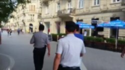 Polis qızla gəzən oğlanı bölməyə apardı