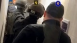 Imagini din timpul perchezițiilor, arătate de poliția moldoveană.