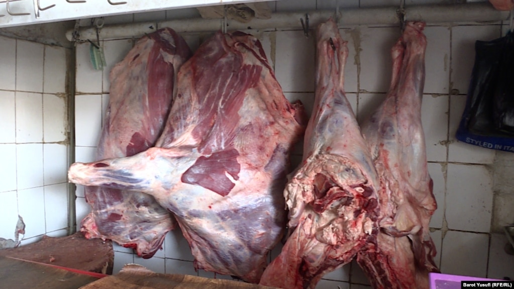 "Маҷбурем гӯшти белорусӣ фурӯшем". Чаро гӯшти чорвои маҳаллӣ камчин шудааст?