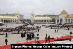 Mii de credincioși din toată țara au urmărit slujba de sfințire de pe esplanada din fața Catedralei Naționale