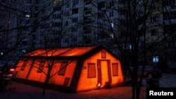 Un punct de ajutor umanitar la Kiev, unde locuitorii se pot încălzi, își pot încărca telefoanele și primi sprijin psihologic, 12 ianuarie 2026.