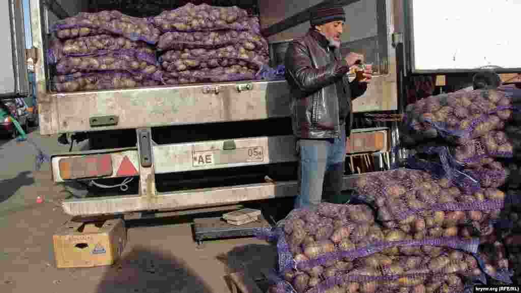 А ось і картопляний ряд. Заповзятливі хлопці з Дагестану розповідають, що возять курську картоплю до Криму. Продають оптом по 17 рублів за кілограм (трохи менше 5 гривень)