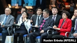 «Нұр Отан» партиясы туралы оқу құралын таныстыру шарасында отырған жұрт. Астана, 30 наурыз 2016 жыл.