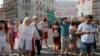 Акция солидарности с уволившимися сотрудниками перед Театром имени Янки Купалы в Минске