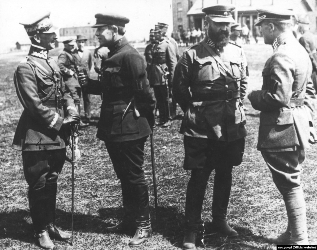Зліва направо: командувач 2-ї польської армії генерал Антоній Лістовський, головний отаман військ і флоту Армії УНР Симон Петлюра та полковники українського війська Володимир Сальський і Марко Безручко під час війни із більшовицькою Росією. Бердичів, 1920 рік