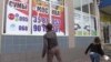 У Сумах зафарбували рекламу перевезень у Росію (відео)