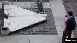 Dronă Shahed distrusă expusă la Kiev, în vara anului 2025. Nu este exclus ca ea să fi ajuns la invadatorii ruși prin Marea Caspică.