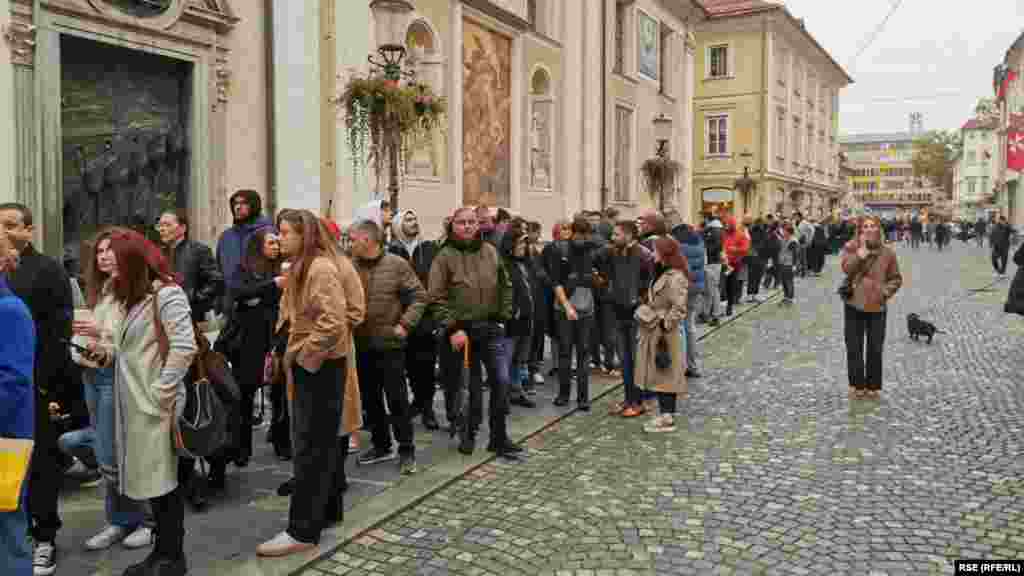 Ljudi u redu za glasanje na vanrednim parlamentarnim izborima u Srbiji, Ljubljana, Slovenija.